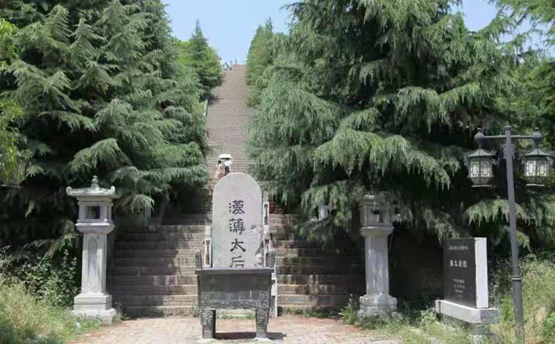 西安霸陵墓園新區(qū)圖片，群山環(huán)抱中,價(jià)格實(shí)惠