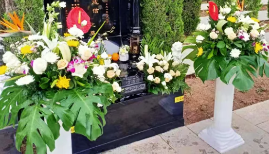 鮮花祭祀是一種為了表達哀悼、惋惜、懷念