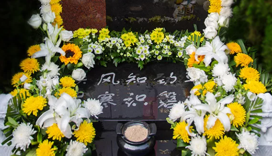 鮮花祭祀是一種為了表達哀悼、惋惜、懷念